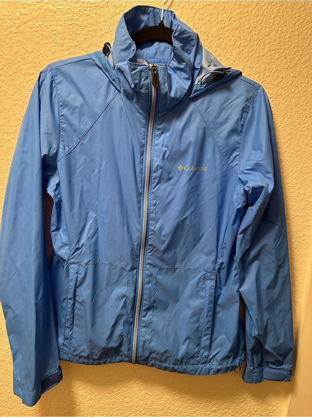 Columbia blue lightweight hooded windbreaker jacket